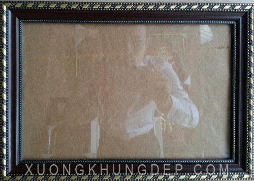 Khung bằng khen màu nâu chỉ hoa văn vàng